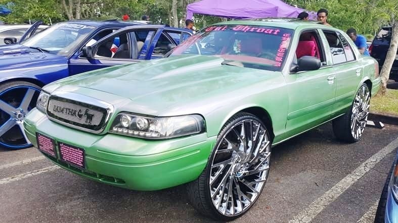 Outrageous Ford Crown Vic on 30